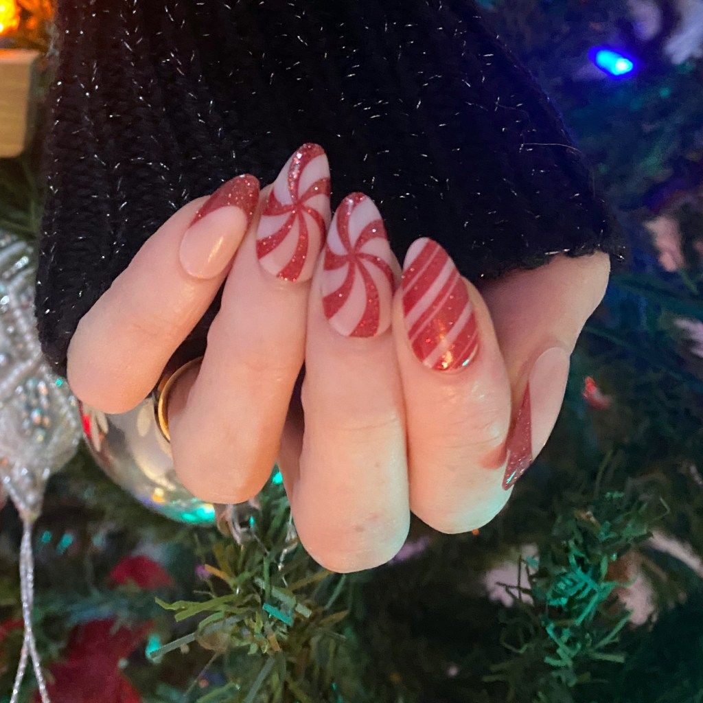 Red White Sheer Pink Visual Idea Red White Sheer Pink Visual Idea — Short Christmas Coffin Nails 2026