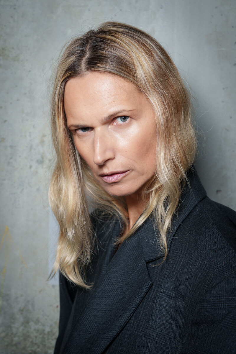 Dirty Blonde Lob With Subtle Highlights Dirty Blonde Lob With Subtle Highlights — Winter Hair Colors for Women Over 40