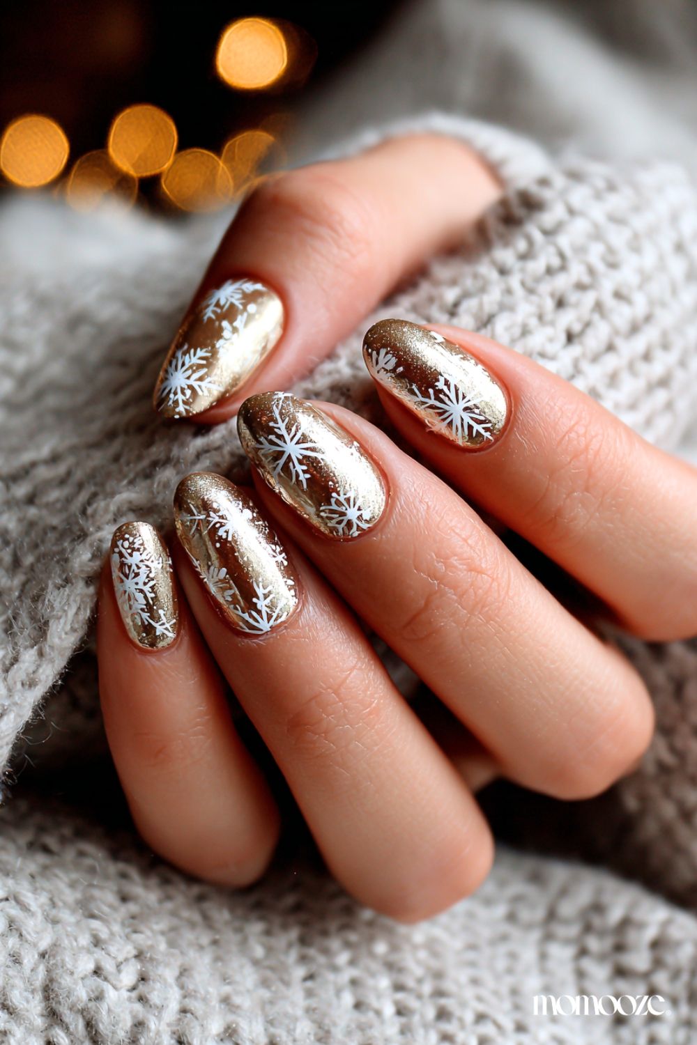 Medium Oval Metallic Gold Snowflakes Medium Oval Metallic Gold Snowflakes — Winter Gold Nails