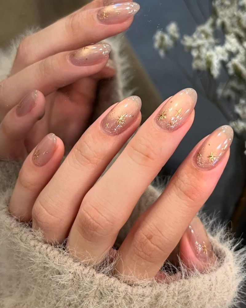 Gold Star Charm Gradient Oval Nails Gold Star Charm Gradient Oval Nails — Minimalist New Years Nails 2027