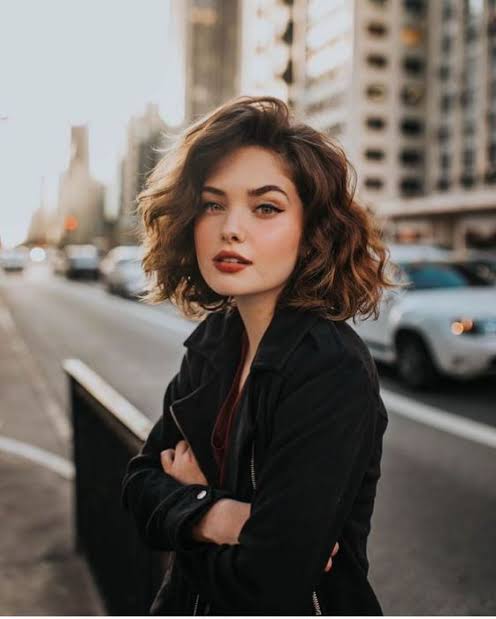 Wavy Medium Density Textured Dark Brown Lob With Highlights Wavy Medium Density Textured Dark Brown Lob With Highlights — Winter Lob Haircuts