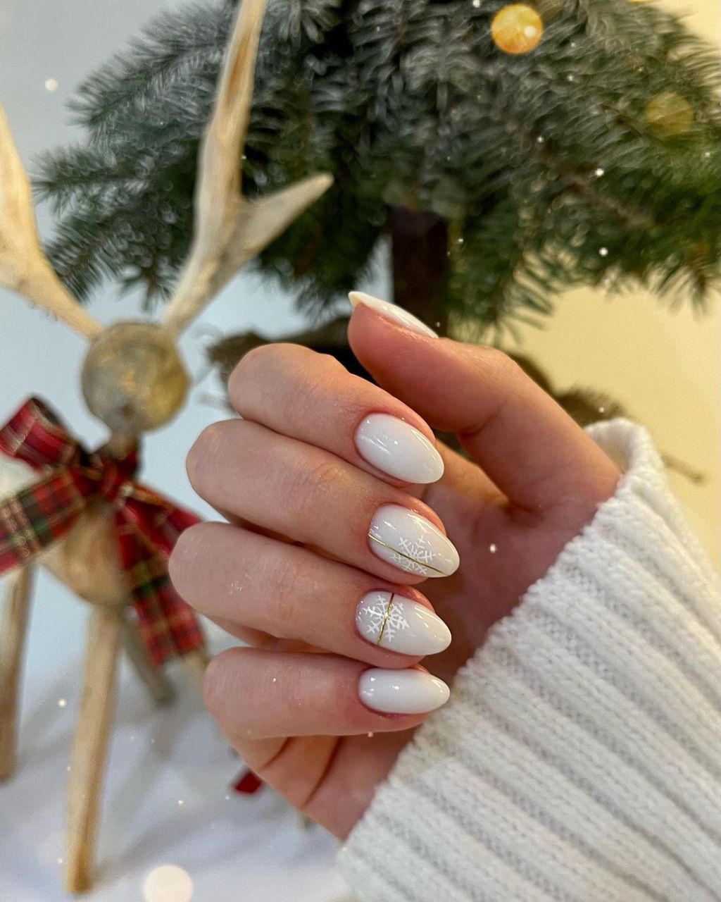Opaque White Snowflake with Gold Foil Opaque White Snowflake with Gold Foil — Winter Birthday Nails