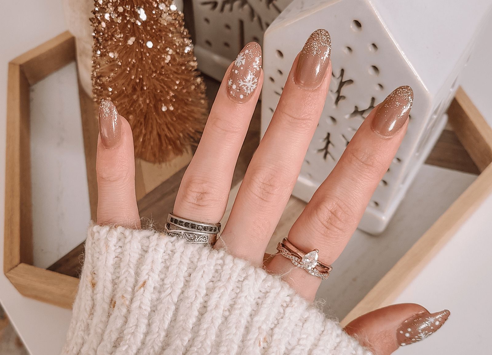 Medium Almond Beige Snowflake Glitter Medium Almond Beige Snowflake Glitter — Winter Gold Nails