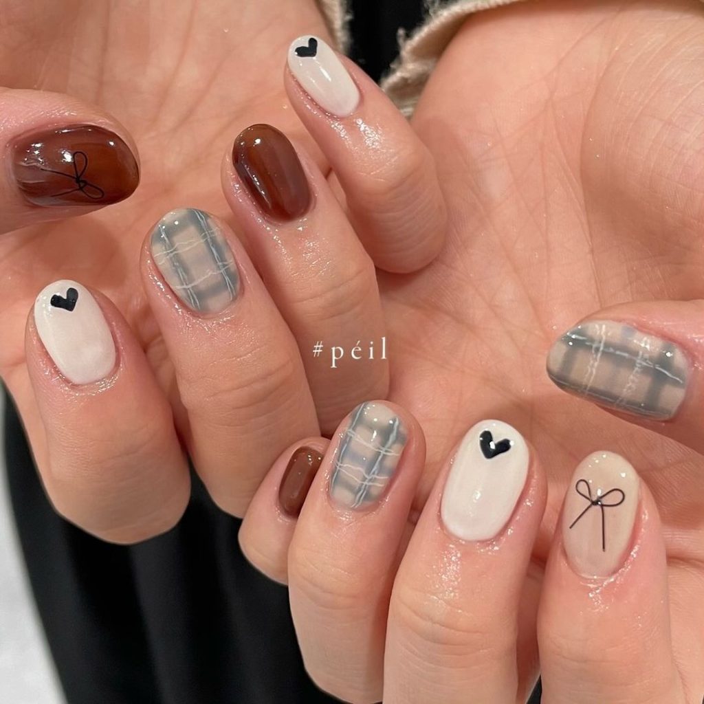 Subtle Translucent Grey Beige Plaid Subtle Translucent Grey Beige Plaid — Winter Plaid Nails