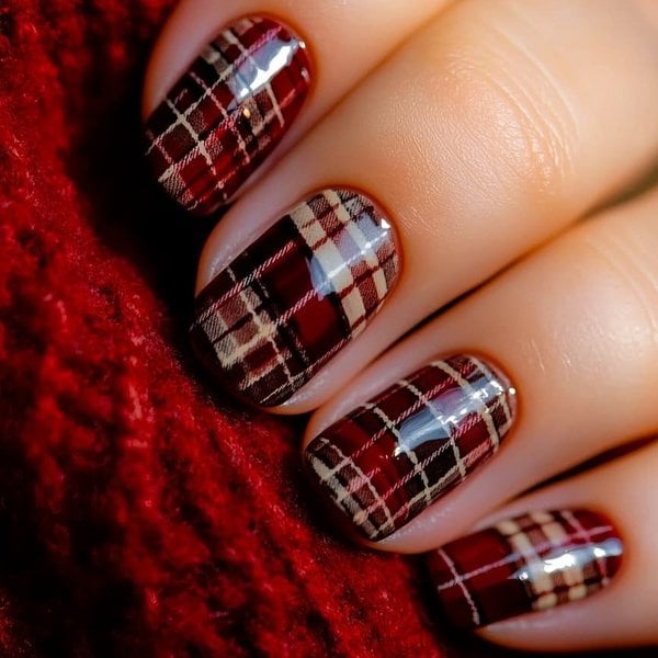 Deep Red Beige Plaid Short Oval Deep Red Beige Plaid Short Oval — Winter Plaid Nails