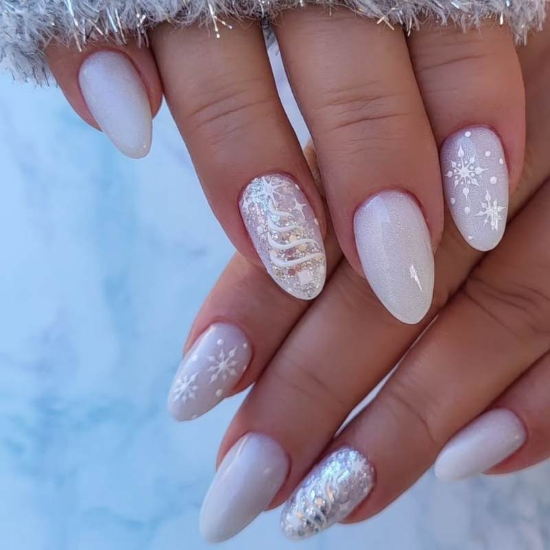 Pure White with Christmas Tree Art Pure White with Christmas Tree Art — Winter Nail Trends