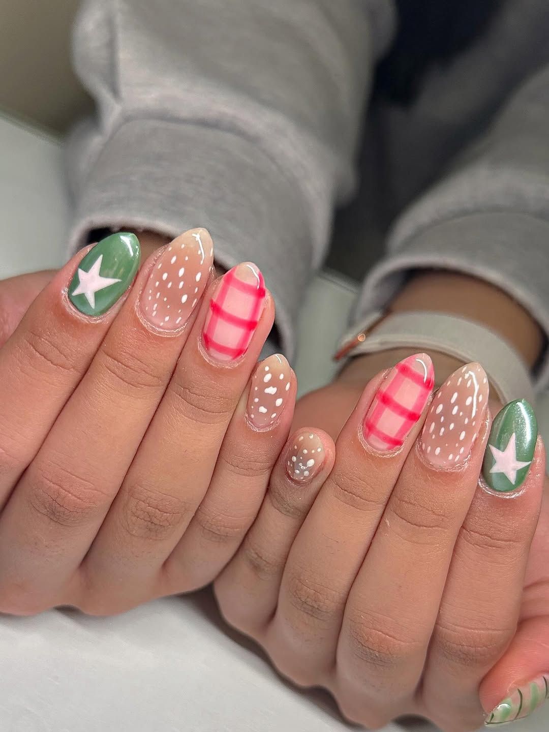 Plaid Polka Dot Star Oval Nails Plaid Polka Dot Star Oval Nails — Christmas Nail Colors 2026