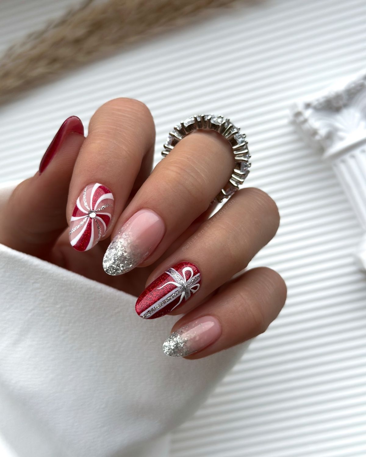 Glossy Visual Idea Glossy Visual Idea — Christmas Nail Art 2026