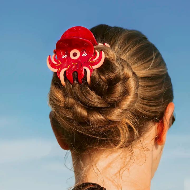 Twisted Bun With Octopus Claw Clip Twisted Bun With Octopus Claw Clip — Cute Winter Hairstyles