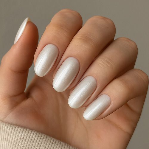 Shimmering Off-White Pearlescent Nails Shimmering Off-White Pearlescent Nails — Winter Pearl Nails