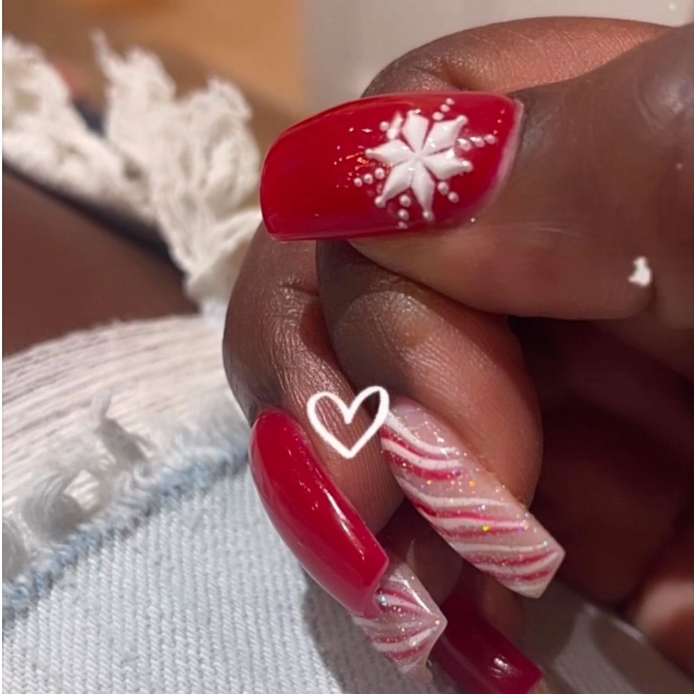 One Hand Close-Up 3D Snowflake Red Candy Cane Glitter Coffin Nails One Hand Close-Up 3D Snowflake Red Candy Cane Glitter Coffin Nails — Christmas Coffin Nails 2026