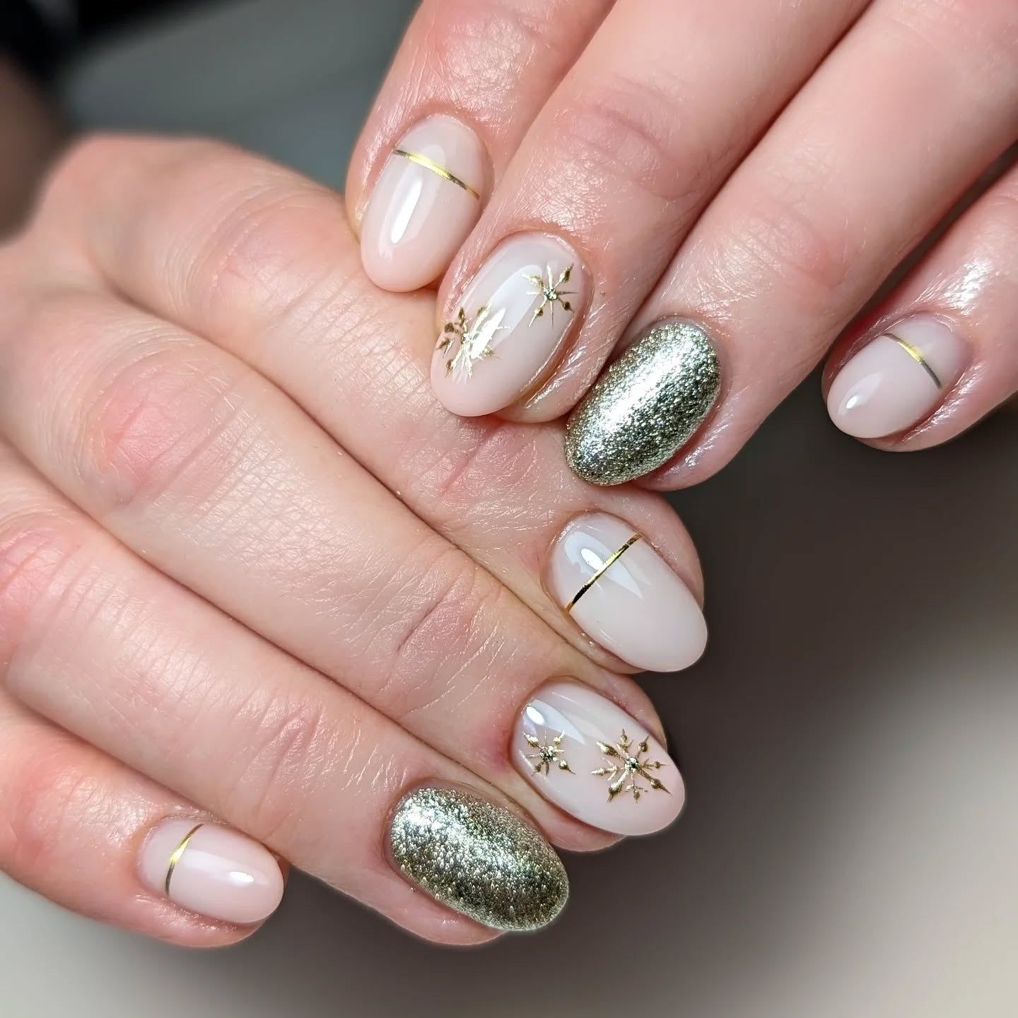 Short Oval Pale Pink Gold Snowflakes Short Oval Pale Pink Gold Snowflakes — Winter Gold Nails