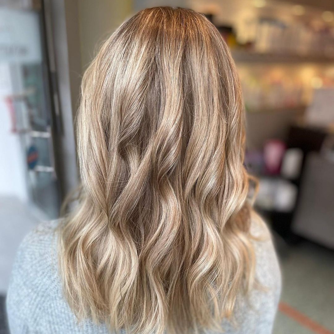 Shoulder Ash Blonde Highlights on Dark Blonde Base Shoulder Ash Blonde Highlights on Dark Blonde Base — Blonde to Brunette Hair
