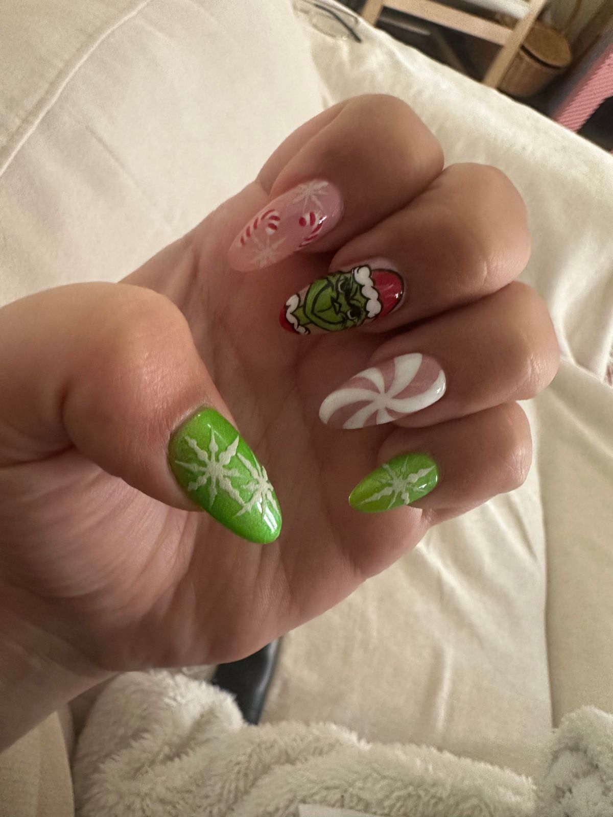 One Hand Close-Up Visual Idea One Hand Close-Up Visual Idea — Grinch Nails 2026