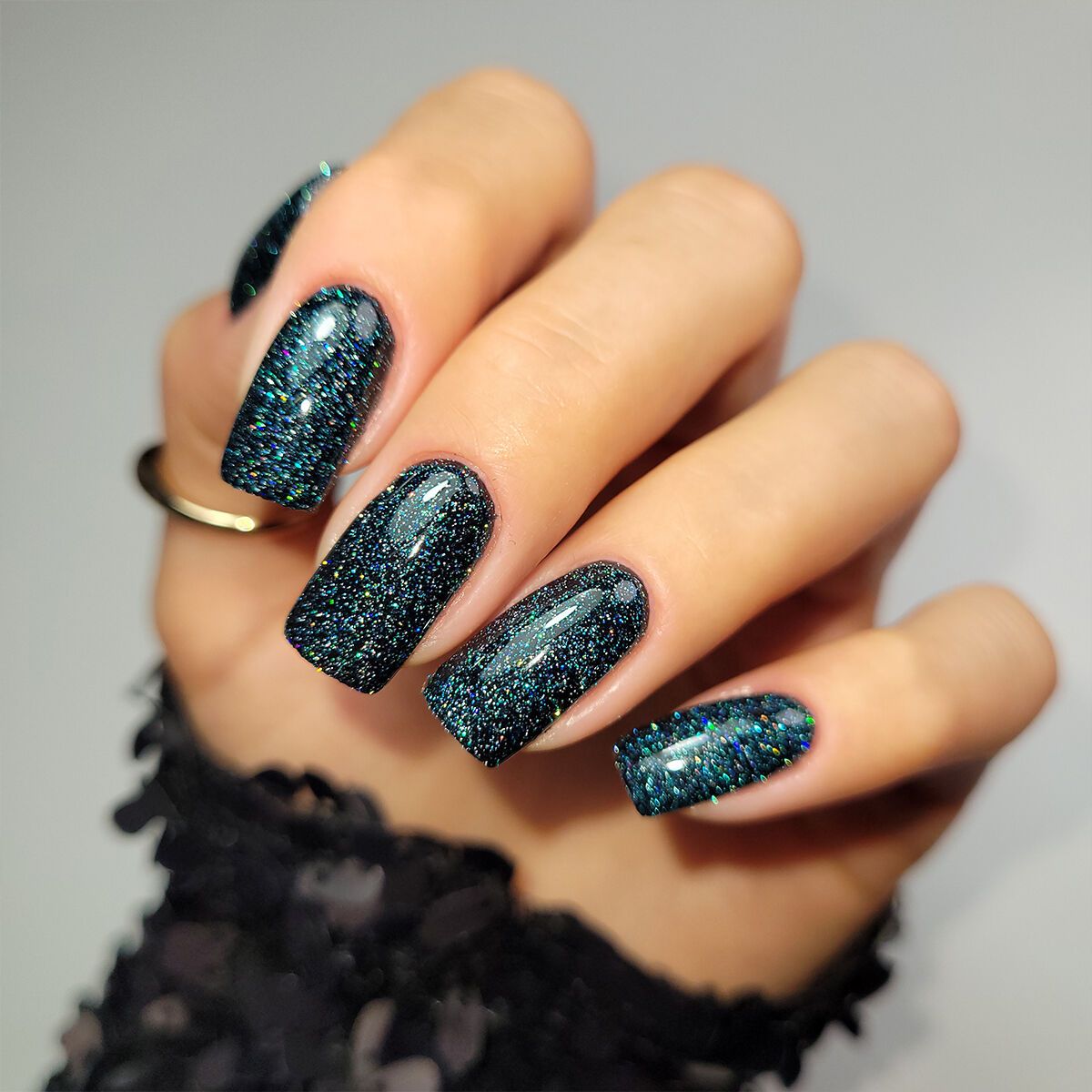 Dense Glitter Holographic Visual Idea Dense Glitter Holographic Visual Idea — Sparkly Winter Nails