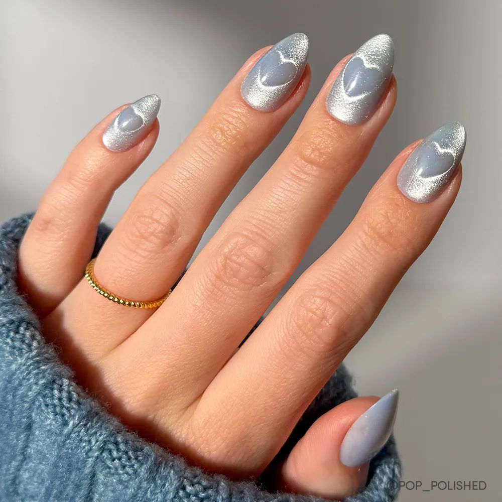 Cat-Eye Glossy Visual Idea Cat-Eye Glossy Visual Idea — Minimalist Christmas Nails 2026