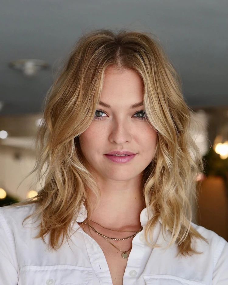 Honey Blonde Lob With Side-Swept Bangs — Medium Length Winter Haircuts