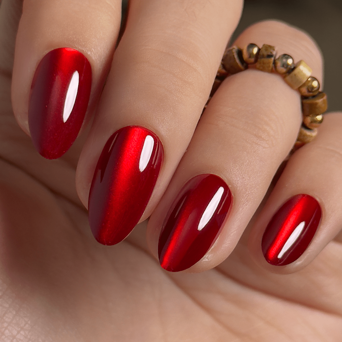 Bold Red Cat-Eye Short Almonds Bold Red Cat-Eye Short Almonds — Short Winter Almond Nails