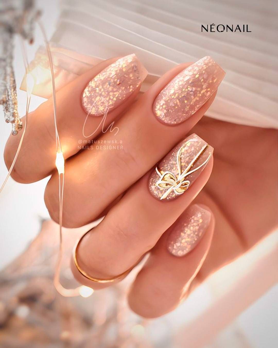 Gold Ribbon Bow On Accent Nail Visual Idea Gold Ribbon Bow On Accent Nail Visual Idea — Winter Gold Nails