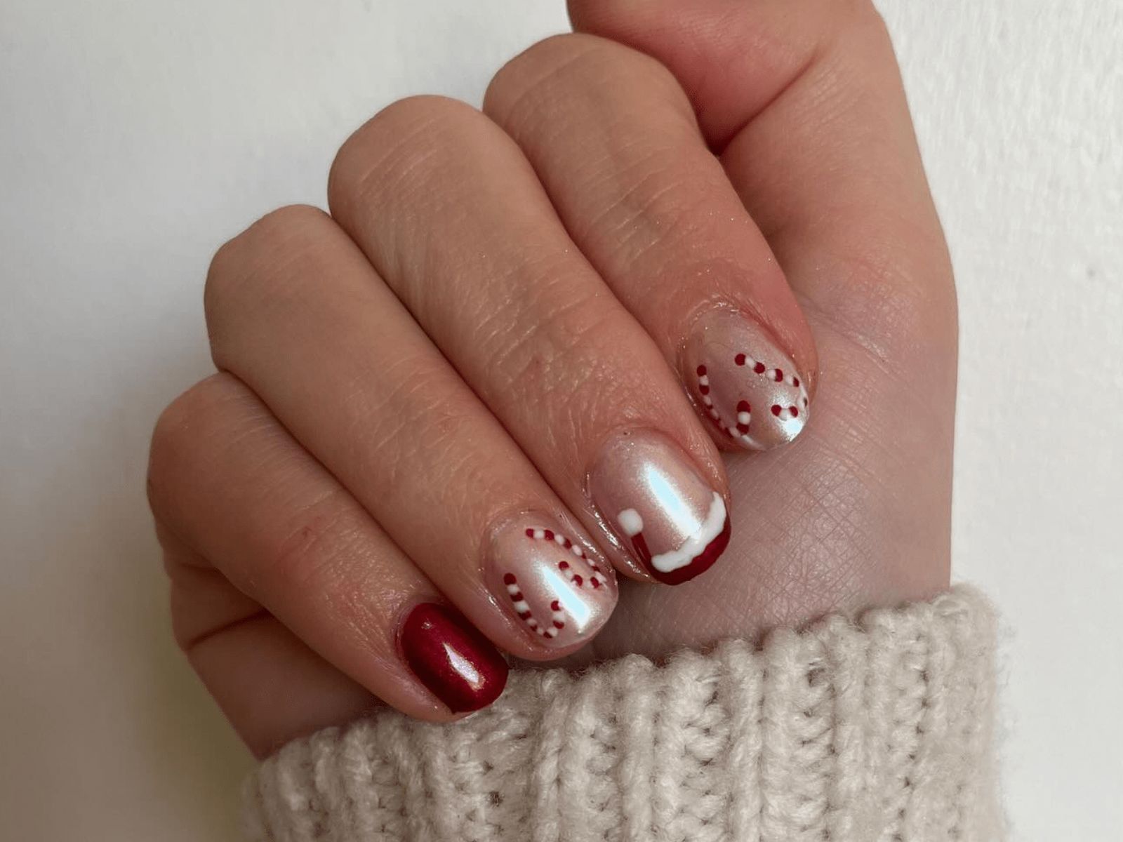 Glossy Shimmer Visual Idea Glossy Shimmer Visual Idea — Christmas Gel Nails 2026