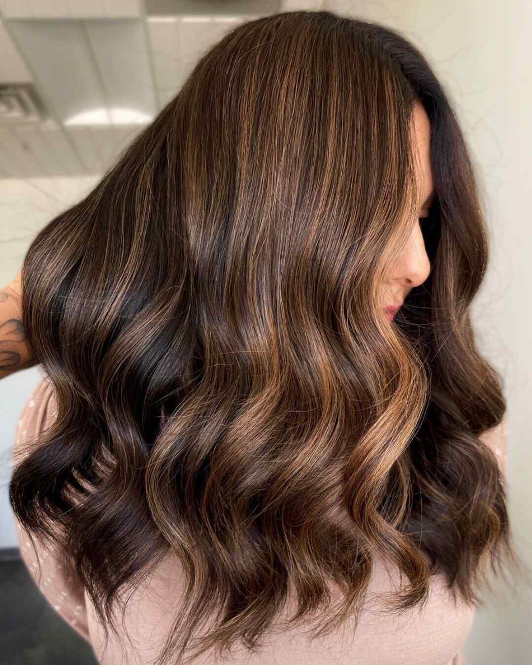 Collarbone Dark Brown With Caramel Honey Highlights Collarbone Dark Brown With Caramel Honey Highlights — Low Maintenance Winter Hair Colors