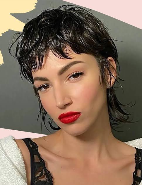Neck-Length Dark Brown Mullet With Choppy Bangs Neck-Length Dark Brown Mullet With Choppy Bangs — Winter Haircuts for Women