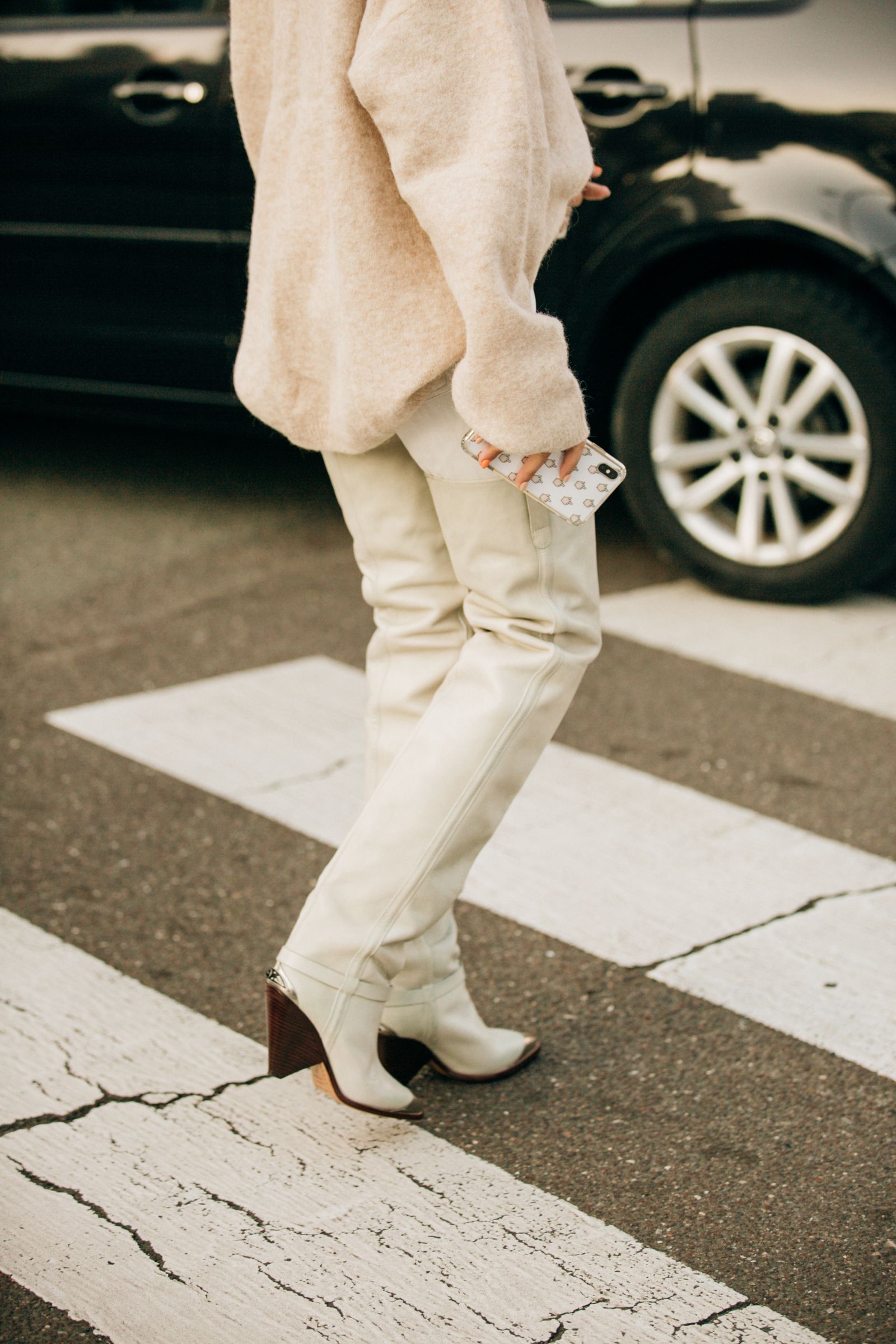 Beige Oversized Knit Sweater with White Leather-Look Pants and Cowboy Boots Beige Oversized Knit Sweater with White Leather-Look Pants and Cowboy Boots — Nashville Winter Outfits