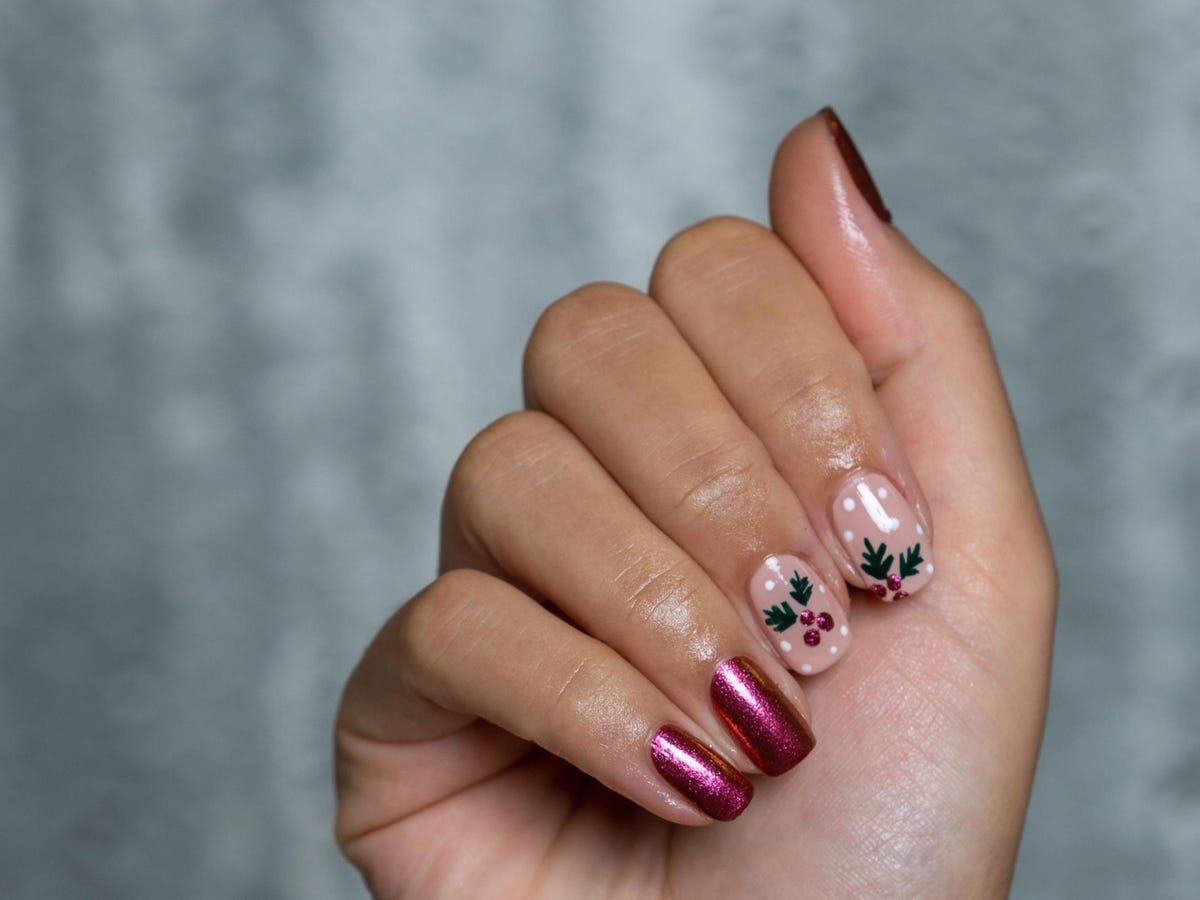 Metallic Glossy Visual Idea Metallic Glossy Visual Idea — Medium Christmas Nails 2026