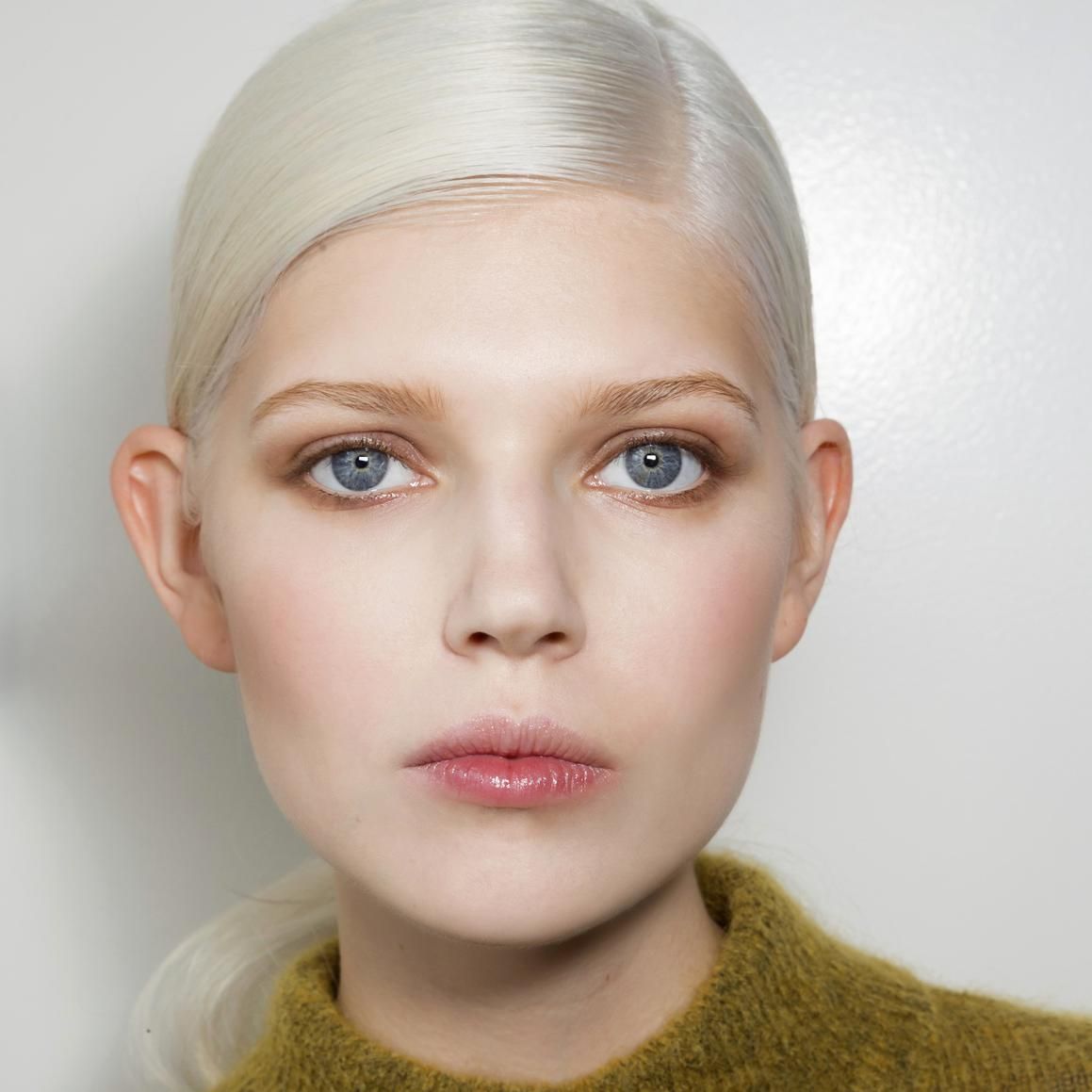 Sleek Chin Bob Pure Icy Platinum Sleek Chin Bob Pure Icy Platinum — Icy Blonde Hair