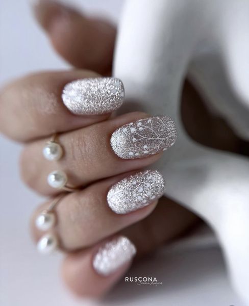 Silver Glitter Gradient Oval Nails Silver Glitter Gradient Oval Nails — Sparkly Winter Nails