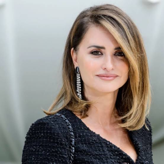 Sleek Lob With Side Part and Bend Sleek Lob With Side Part and Bend — Winter Haircuts for Round Faces