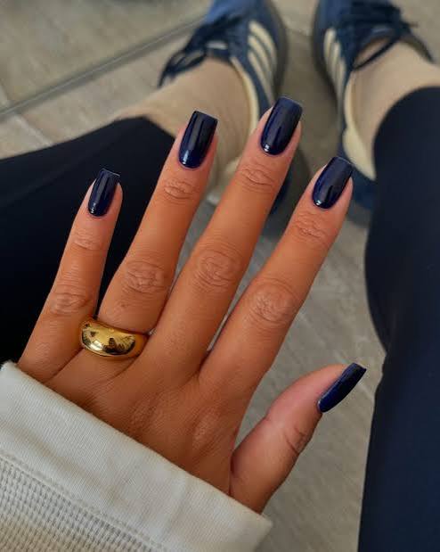 Shimmering Navy Blue Short Almond Nails Shimmering Navy Blue Short Almond Nails — Classy Short Winter Nails