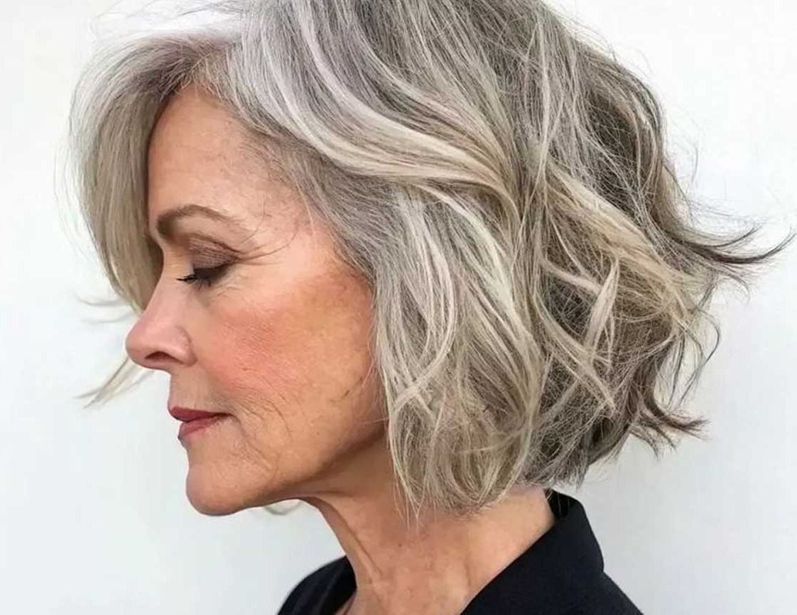 Sleek Chin Bob With Silver Highlights Sleek Chin Bob With Silver Highlights — Gray Blending Highlights