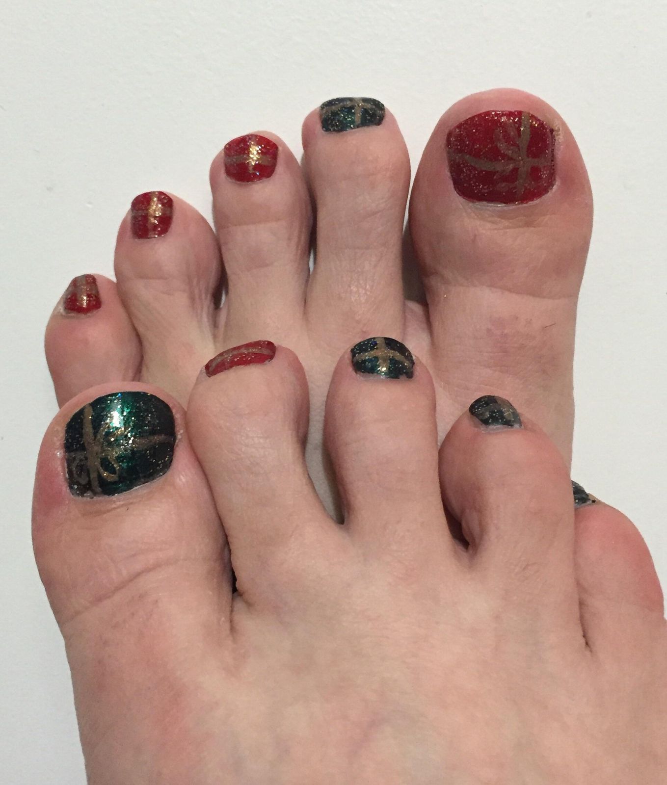 Metallic Glitter Visual Idea Metallic Glitter Visual Idea — Christmas Pedicure 2026