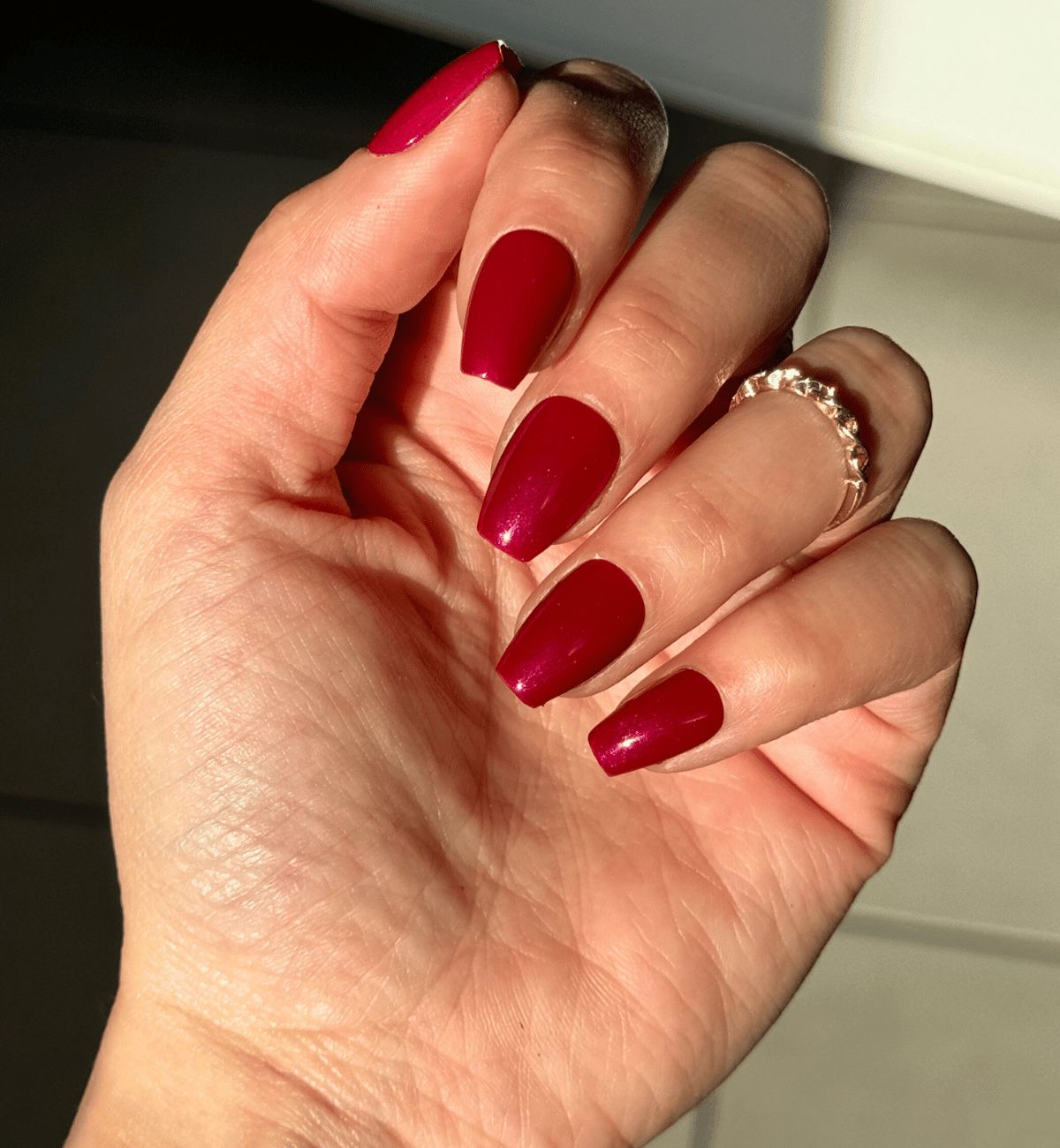 Shimmering Cherry Red Short Coffin Nails Shimmering Cherry Red Short Coffin Nails — Short Winter Coffin Nails
