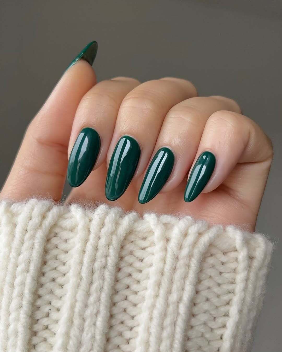 Glossy White with Snowflake Gold Line Glossy White with Snowflake Gold Line — Winter Nail Trends