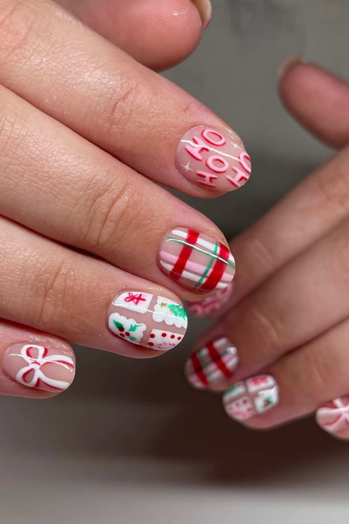 Short Oval Festive Motifs Short Oval Festive Motifs — Easy Christmas Nails 2026