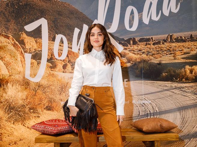 White Button-Down Shirt with Brown Trousers and Fringed Handbag for a Western Vibe White Button-Down Shirt with Brown Trousers and Fringed Handbag for a Western Vibe — Nashville Winter Outfits