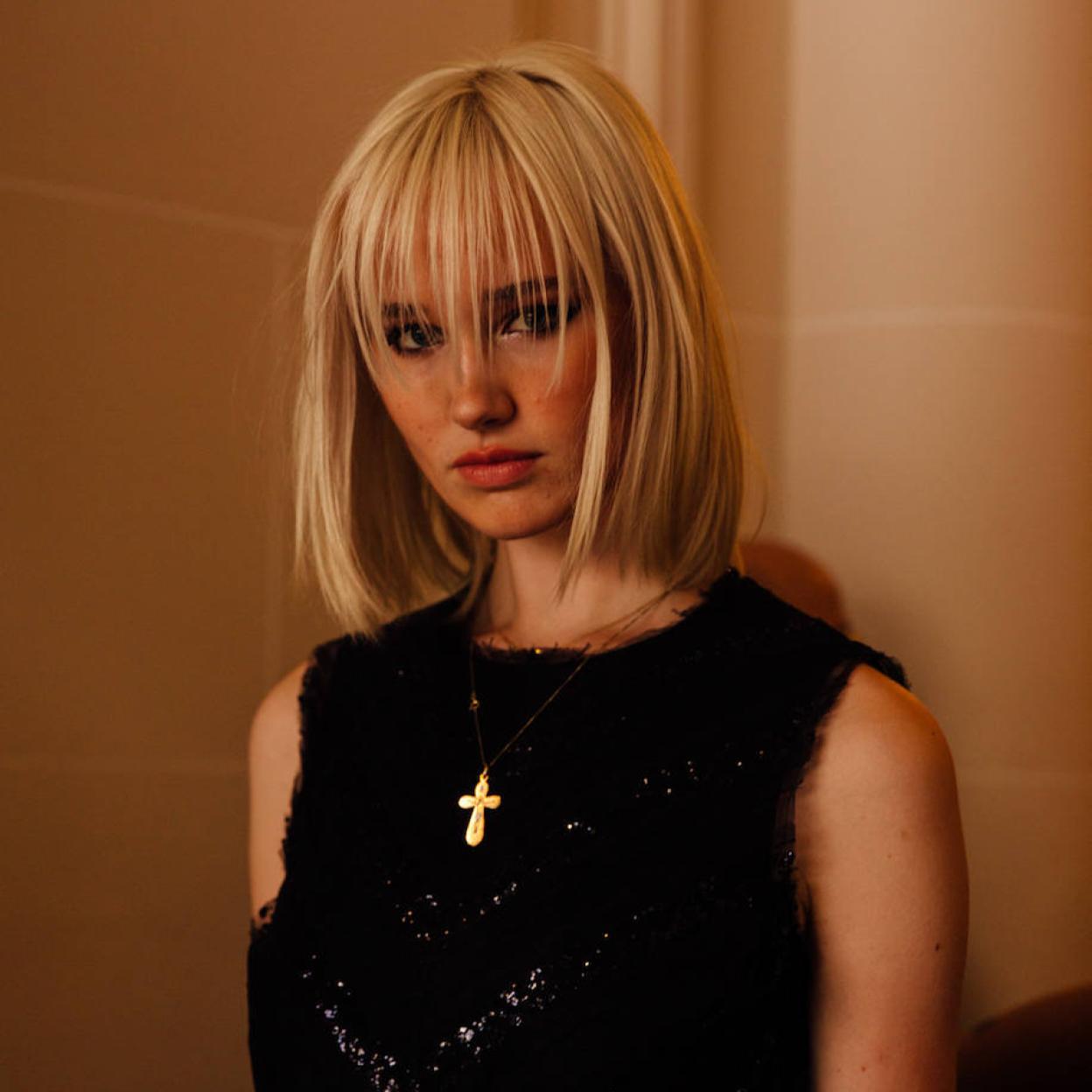 Chin-Length Platinum Bob With Blunt Fringe Chin-Length Platinum Bob With Blunt Fringe — Winter Haircuts for Women