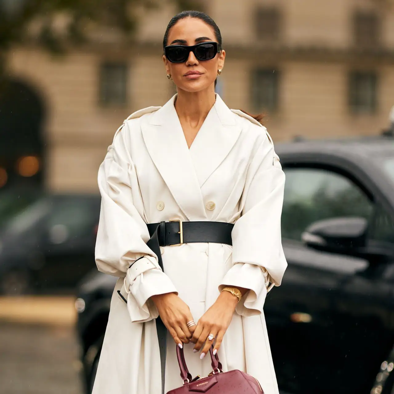 Statement White: Oversized Trench Cinched with Black Belt — Fall to Winter Outfits