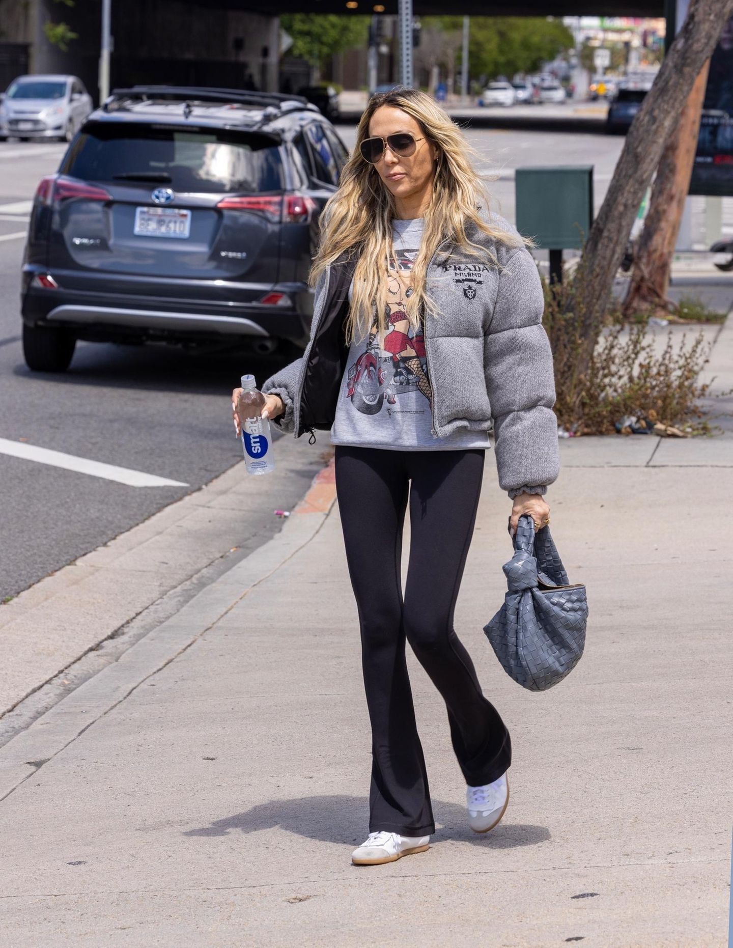 Graphic Tee and Puffer Jacket Combo Graphic Tee and Puffer Jacket Combo — Flare Leggings Outfits