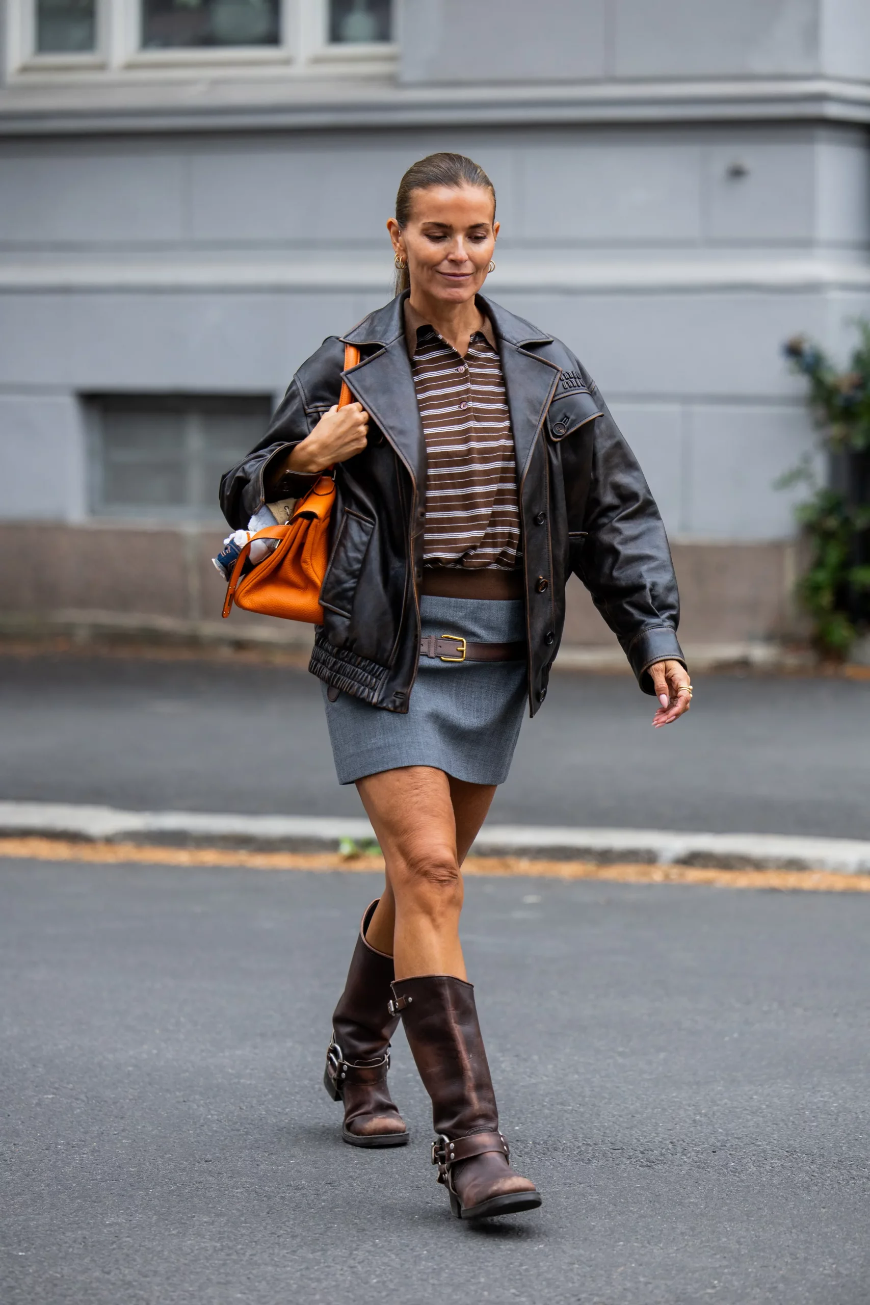 Distressed Boots with Mini Skirt and Bold Handbag Distressed Boots with Mini Skirt and Bold Handbag — Riding Boots Outfits