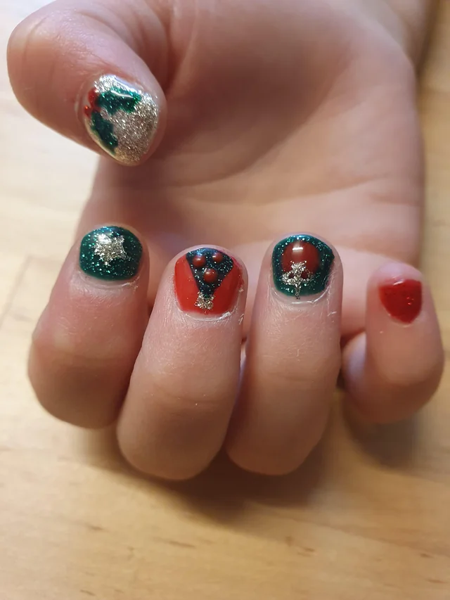 Christmas Glitter Tips & Holly Christmas Glitter Tips & Holly — Winter Nails for Kids