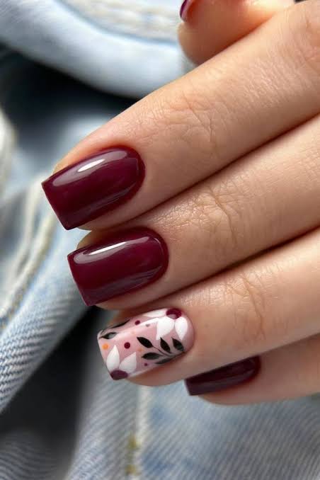Burgundy Floral Accent Short Squares Burgundy Floral Accent Short Squares — Burgundy Nails