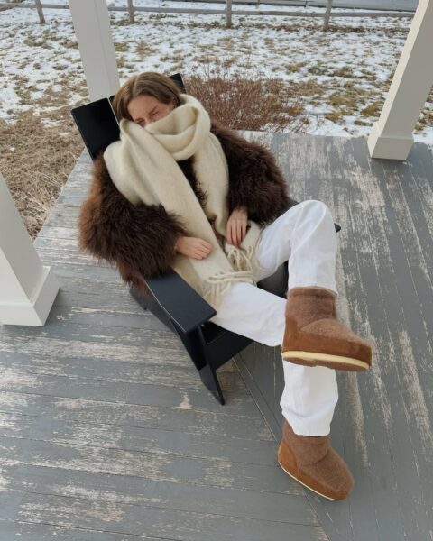 Cozy Faux Fur Coat and Felted Boots for Relaxed Winters Cozy Faux Fur Coat and Felted Boots for Relaxed Winters — Snow Boots Outfits